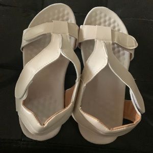 Shoe/sandal 7.5w. Brand new. Never worn